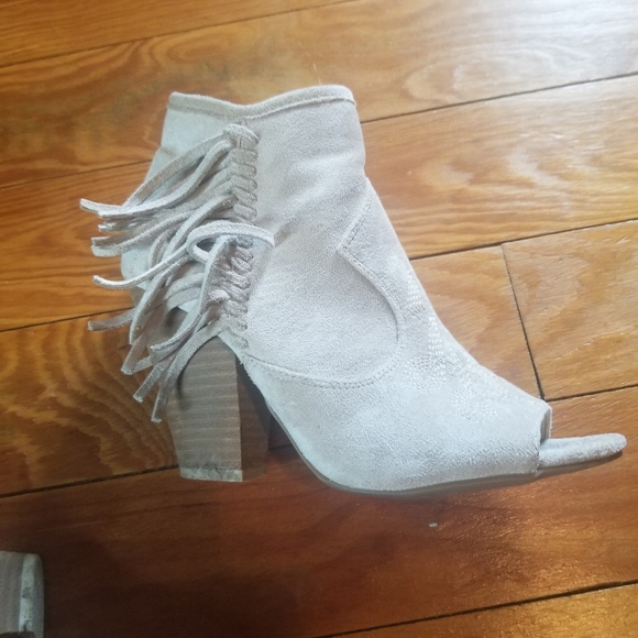 Coconuts by Matisse Booties. Light beige. Size 7 - Picture 7 of 8